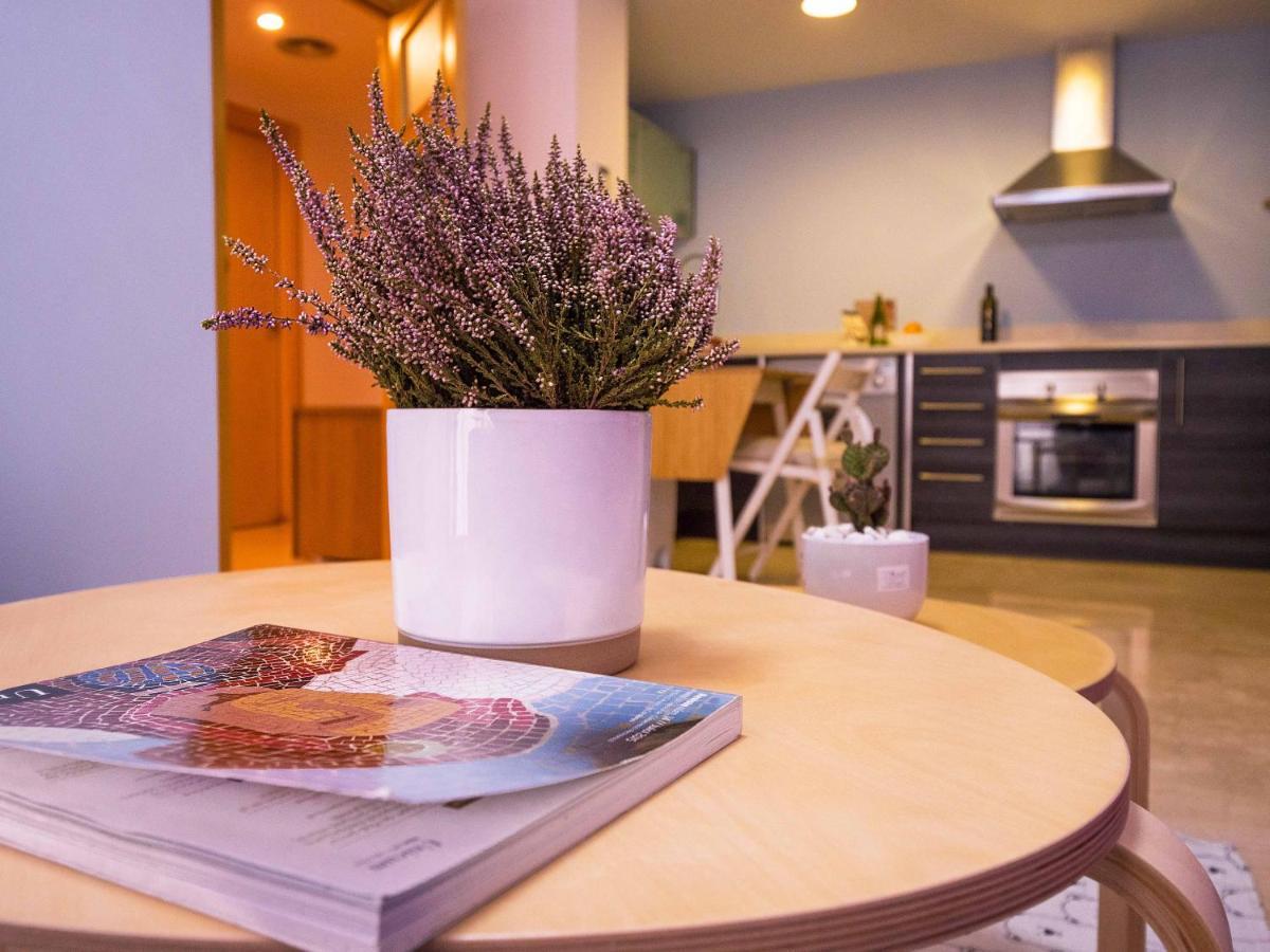 Two Bedroom Stylish Studio, 5 Minutes Walk From The Apartment